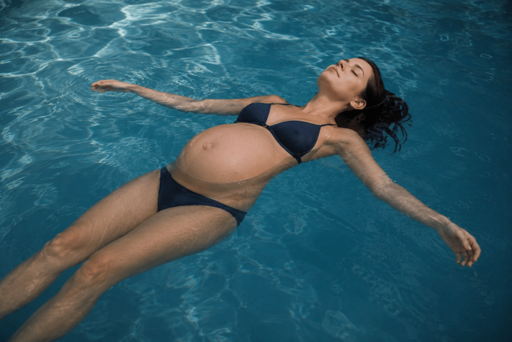femme enceinte en flottaison chez KELLUA