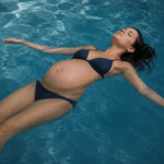 femme enceinte en flottaison chez KELLUA